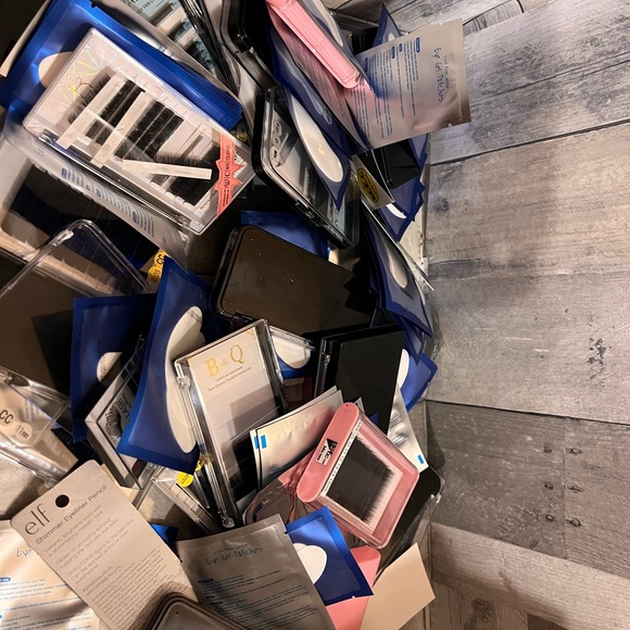 Lot of lash supplies like eyelashes and sort - Picture 6 of 6